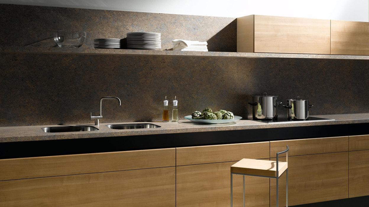 Küchenzeile aus Massivholz mit dunkler Arbeitsplatte Küchenzeile aus Massivholz mit schwarzer Arbeitsplatte, Spülbecken und Wandregal