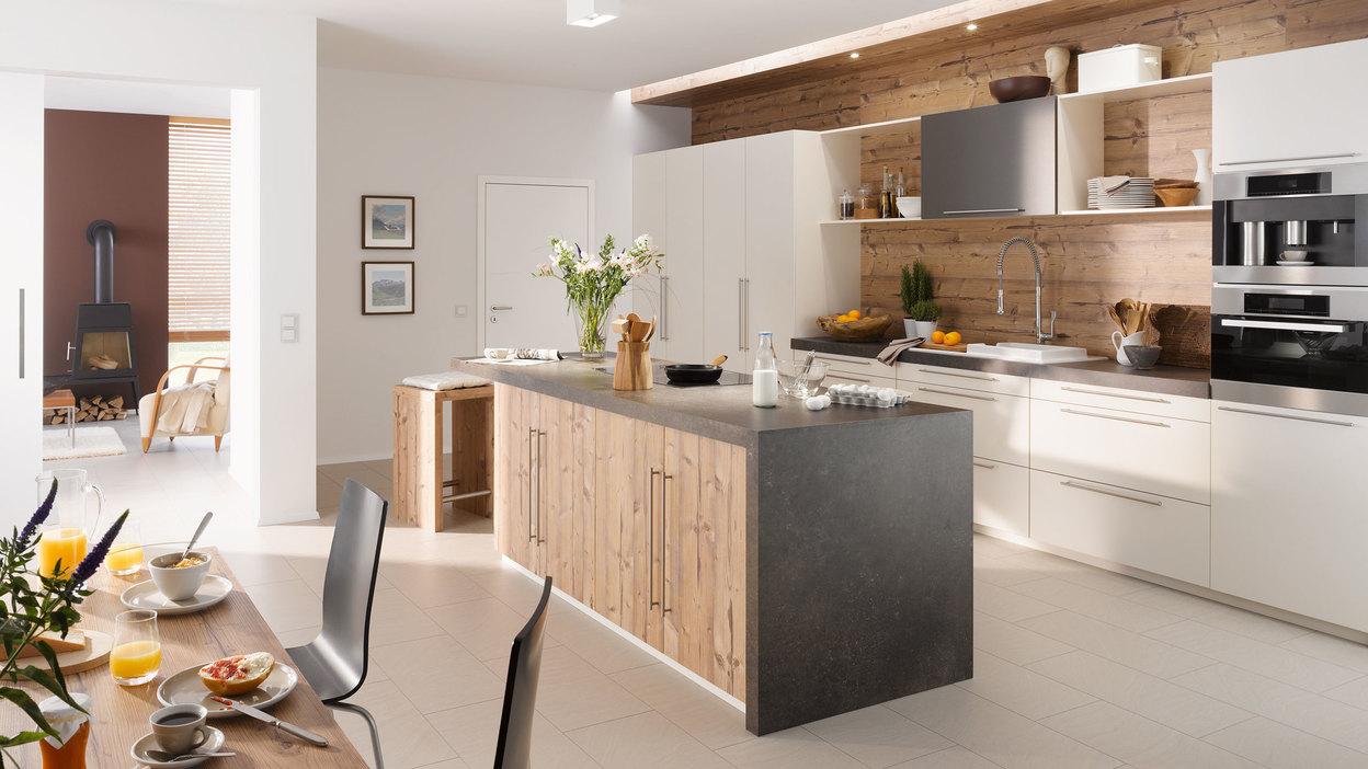 Impressionen eines Küchenstudios Impressionen einer Küche mit Esszimmer mit hellen Holzmöbeln und dunklen und weißen Fronten im Kontrast